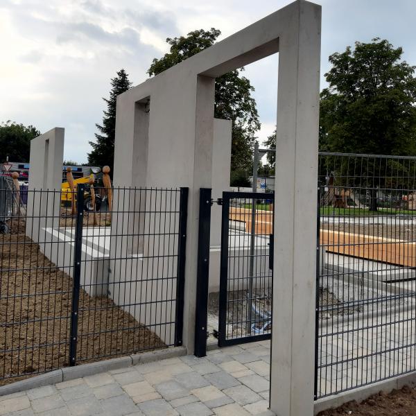 Sichtbetonwände mit Aussparungen